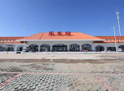 項(xiàng)目包括海南西環(huán)高鐵10個(gè)站點(diǎn)（下圖為站點(diǎn)之一“樂東站”），客戶定制520個(gè)鍍鋅井蓋，項(xiàng)目較高...